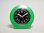 Reloj sobremesa de cuarzo en plástico verde de 10 cm.