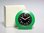 Reloj sobremesa de cuarzo en plástico verde de 10 cm.