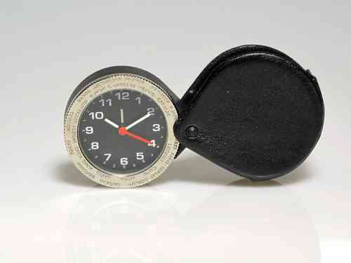 Reloj cuarzo de bolsillo y viaje con tapa desplegable negra que hace de funda.