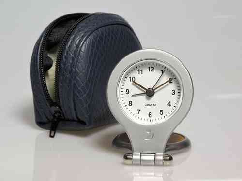Reloj cuarzo de viaje metálico con alarma. Con tapa, esfera blanca y estuche azul.