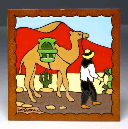 Cerámica esmaltada con camello y traje regional de Lanzarote (15 x 15 cm.)