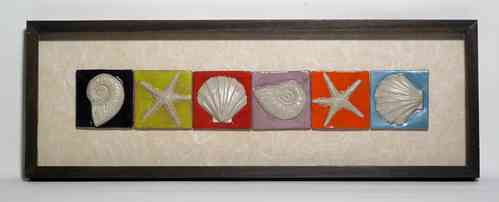 Cuadro de conchas, estrellas de mar y caracolas de cerámica  84 x 29 cm.