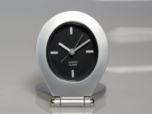 Reloj de viaje o sobremesa de cuarzo con alarma y esfera negra