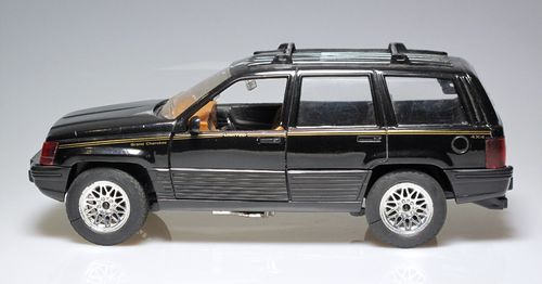 Jeep Grand Cherokee "Limited" 4x4 black (used) Scale 1:18