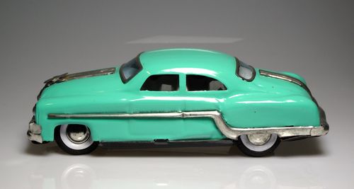 Antiguo coche sedan verde metálico de hojalata   1:18 aproximadamente