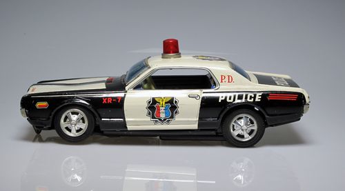 Coche policia Mercury Cougar XR-7 de hojalata (sin caja) 1:18 aprox. -USADO-